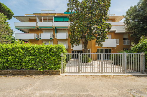 Photo 20 - Apartment in Forte dei Marmi with garden and sea view