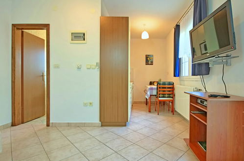 Foto 8 - Apartamento de 1 quarto em Poreč com jardim e vistas do mar