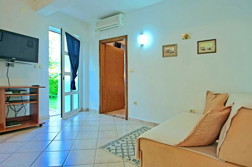 Foto 5 - Apartamento de 1 quarto em Poreč com jardim e vistas do mar