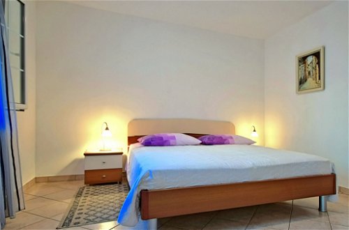 Foto 6 - Appartamento con 1 camera da letto a Poreč con giardino e vista mare