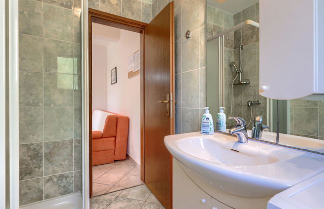 Apartamento de 2 quartos em Poreč com piscina e jardim - Foto 13