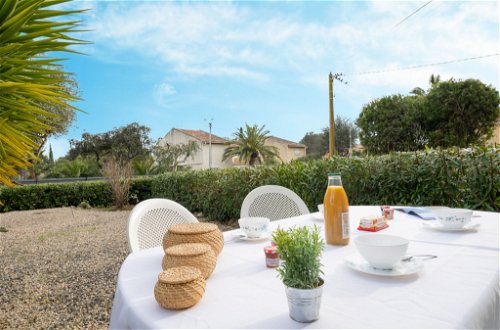 Foto 16 - Appartamento con 2 camere da letto a Fréjus con giardino e vista mare