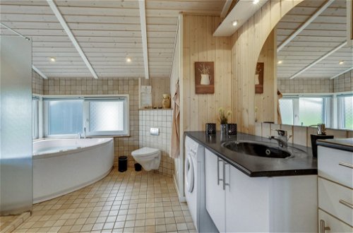 Foto 5 - Casa de 4 habitaciones en Tarm con terraza y sauna