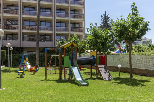 Foto 25 - Appartamento con 3 camere da letto a Salou con piscina e giardino