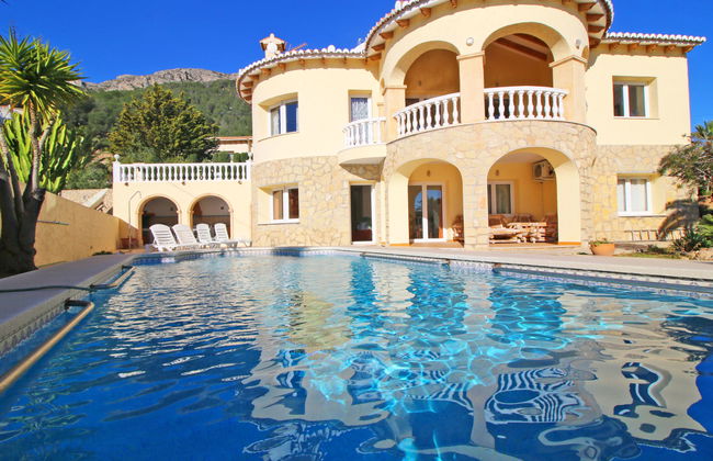 Casa de 6 quartos em Calp com piscina privada e jardim - Foto 1