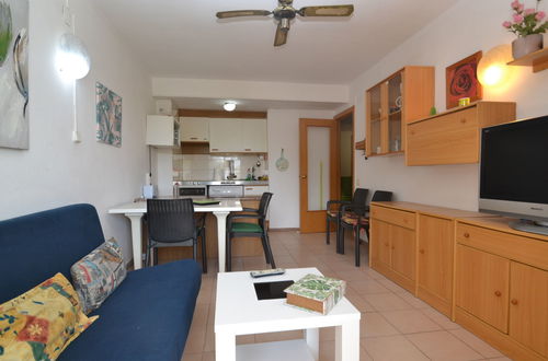 Photo 3 - 2 bedroom Apartment in Salou with swimming pool and garden