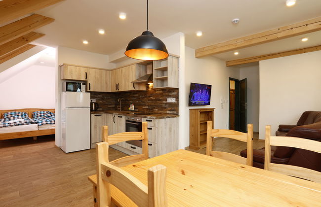 Apartamento de 3 quartos em Desná com jardim e banheira de hidromassagem - Foto 1