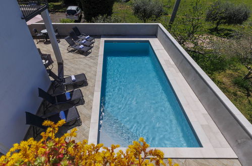 Foto 22 - Casa con 5 camere da letto a Umag con piscina privata e giardino