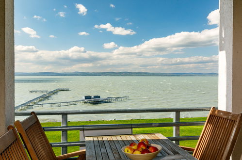 Foto 1 - Appartamento con 2 camere da letto a Balatonőszöd con vista sulle montagne