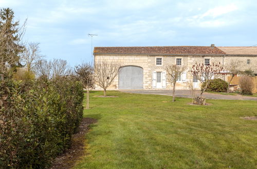 Photo 2 - Maison de 2 chambres à Berneuil avec jardin et terrasse