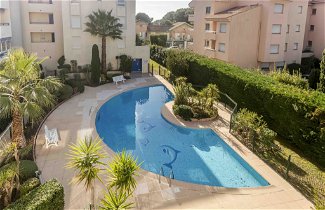 Foto 1 - Apartment mit 2 Schlafzimmern in Saint-Raphaël mit schwimmbad und blick aufs meer