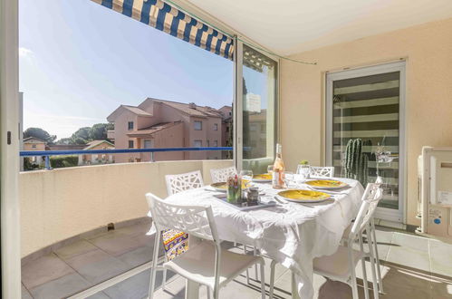 Foto 2 - Appartamento con 2 camere da letto a Saint-Raphaël con piscina e vista mare