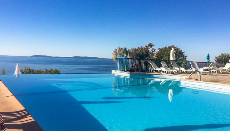 Foto 1 - Appartamento con 1 camera da letto a Le Lavandou con piscina e giardino