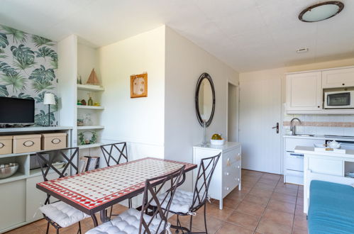 Foto 10 - Apartment mit 1 Schlafzimmer in Le Lavandou mit schwimmbad und blick aufs meer