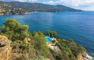 Foto 2 - Apartment mit 3 Schlafzimmern in Le Lavandou mit schwimmbad und blick aufs meer