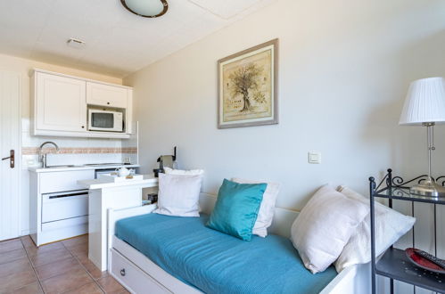 Foto 7 - Appartamento con 1 camera da letto a Le Lavandou con piscina e vista mare