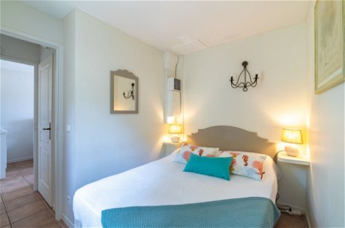 Foto 13 - Apartment mit 1 Schlafzimmer in Le Lavandou mit schwimmbad und blick aufs meer