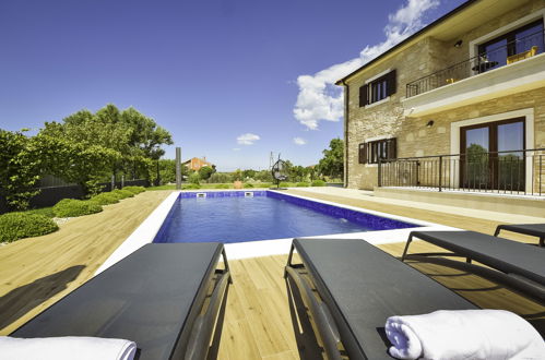 Foto 28 - Casa con 3 camere da letto a Novigrad con piscina privata e vista mare