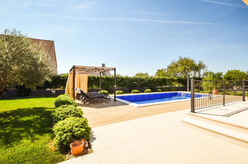 Foto 44 - Haus mit 3 Schlafzimmern in Novigrad mit privater pool und garten