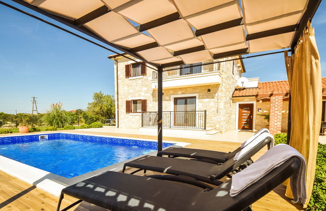 Casa de 4 quartos em Novigrad com piscina privada e jardim - Foto 2