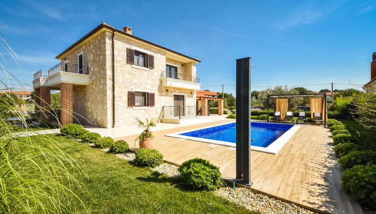 Foto 1 - Casa con 3 camere da letto a Novigrad con piscina privata e vista mare