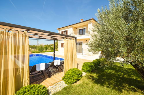 Foto 48 - Casa con 3 camere da letto a Novigrad con piscina privata e giardino