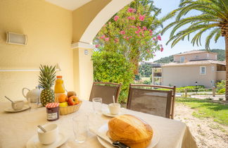 Foto 2 - Appartamento con 1 camera da letto a Saint-Raphaël con piscina e vista mare