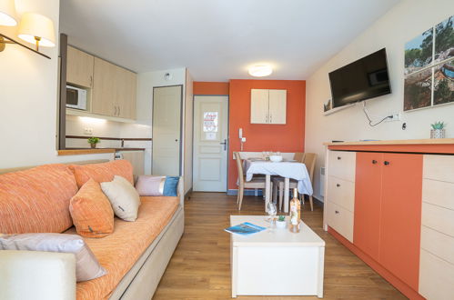 Foto 1 - Apartamento de 1 habitación en Saint-Raphaël con piscina y vistas al mar