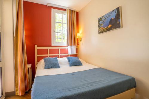 Foto 5 - Apartment mit 1 Schlafzimmer in Saint-Raphaël mit schwimmbad und blick aufs meer