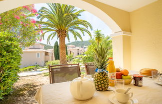 Foto 1 - Appartamento con 1 camera da letto a Saint-Raphaël con piscina e giardino
