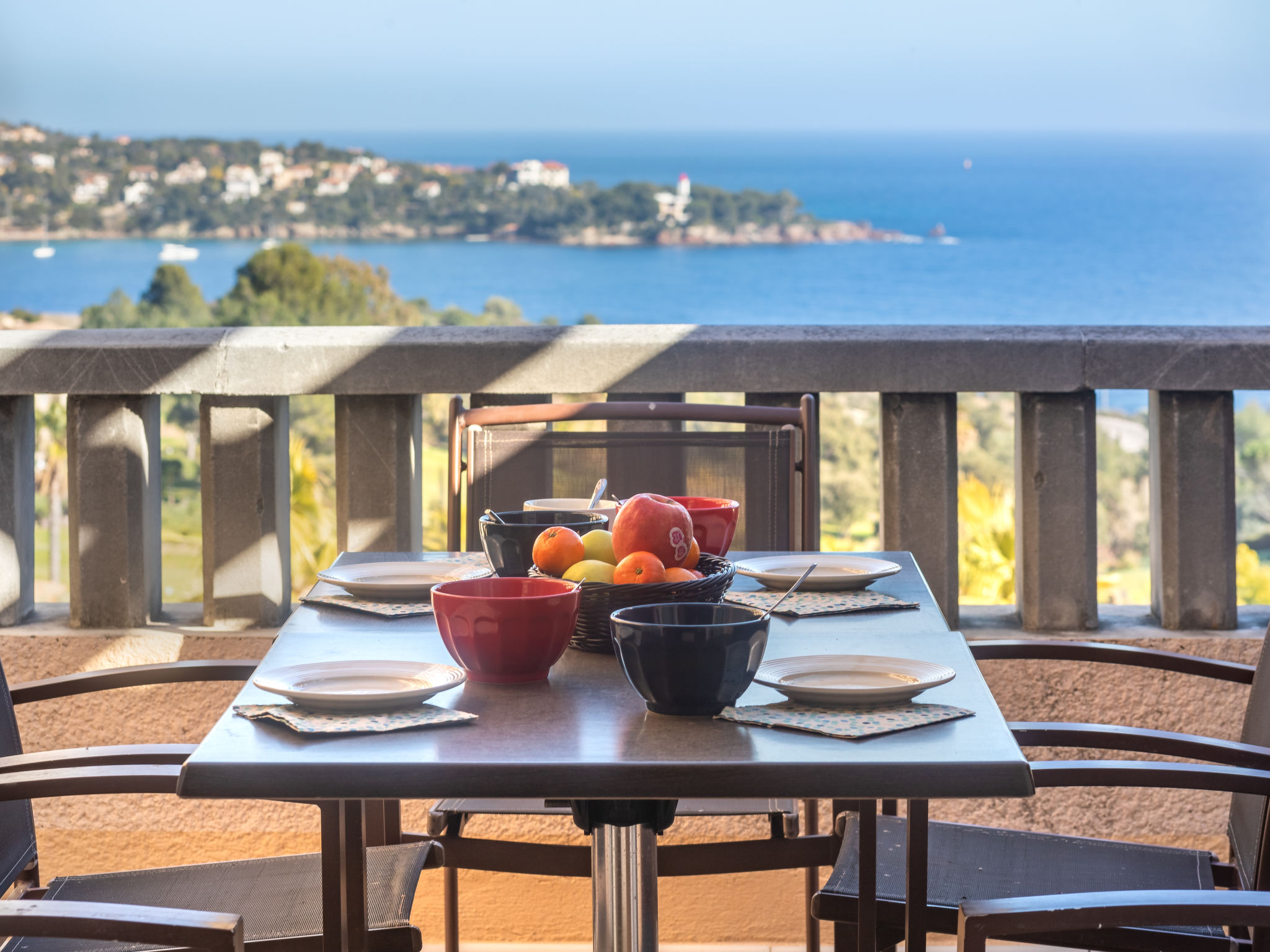 Foto 1 - Appartamento con 2 camere da letto a Saint-Raphaël con piscina e vista mare