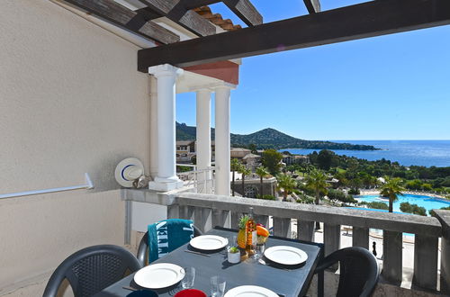 Foto 1 - Apartamento de 2 quartos em Saint-Raphaël com piscina e jardim