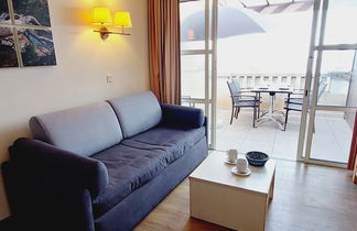 Photo 2 - 2 bedroom Apartment in Saint-Raphaël with swimming pool and sea view