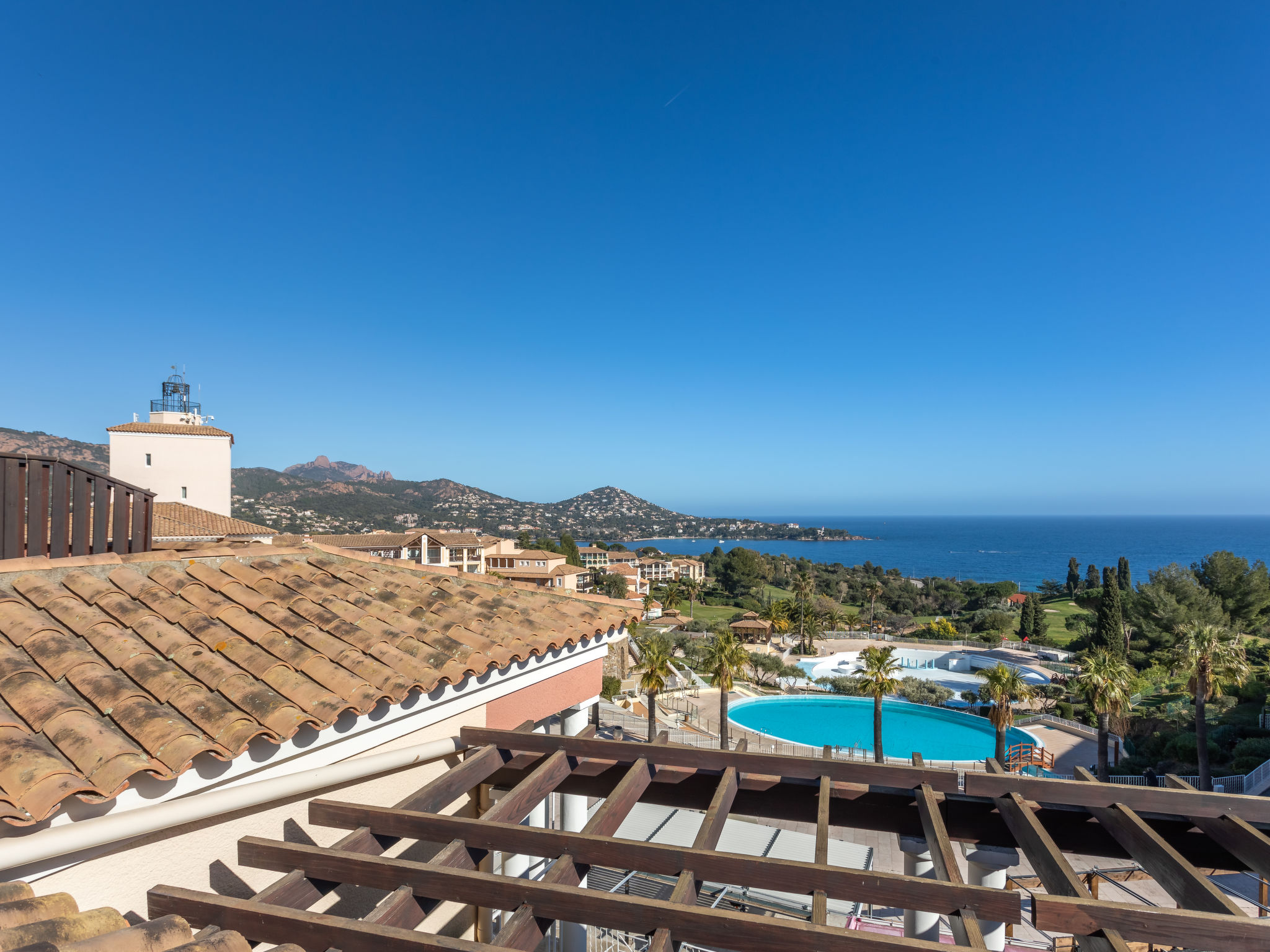 Foto 17 - Appartamento con 2 camere da letto a Saint-Raphaël con piscina e vista mare