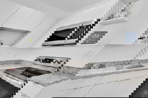 Foto 4 - Modern Hallandale Apt w/ Backyard Near Beach