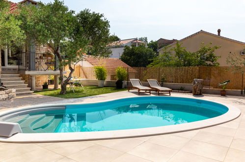 Foto 3 - Casa de 2 quartos em Sveti Filip i Jakov com piscina privada e terraço