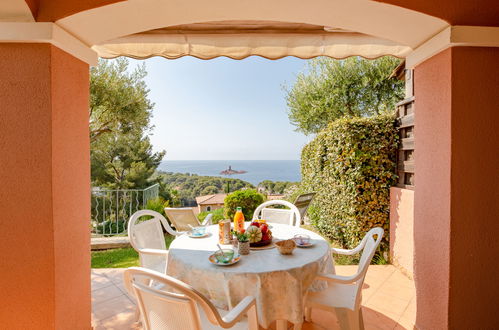 Foto 2 - Casa con 2 camere da letto a Saint-Raphaël con piscina e vista mare