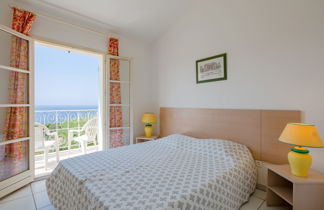 Foto 3 - Casa de 2 quartos em Saint-Raphaël com piscina e vistas do mar