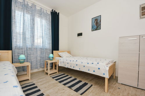 Photo 13 - 2 bedroom Apartment in Pašman with garden and sea view