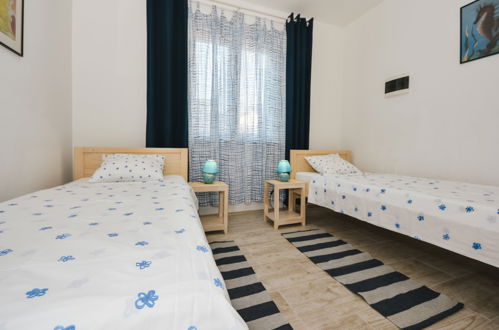 Photo 14 - Appartement de 2 chambres à Pašman avec jardin et vues à la mer