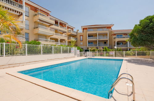 Foto 2 - Apartamento de 1 habitación en Saint-Raphaël con piscina y vistas al mar