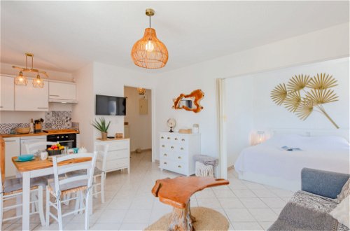 Foto 6 - Apartment mit 1 Schlafzimmer in Saint-Raphaël mit schwimmbad und blick aufs meer