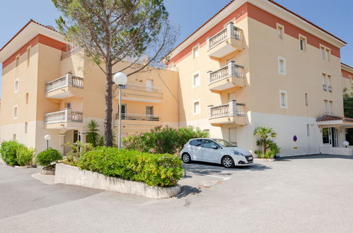 Foto 22 - Apartment mit 1 Schlafzimmer in Saint-Raphaël mit schwimmbad und blick aufs meer