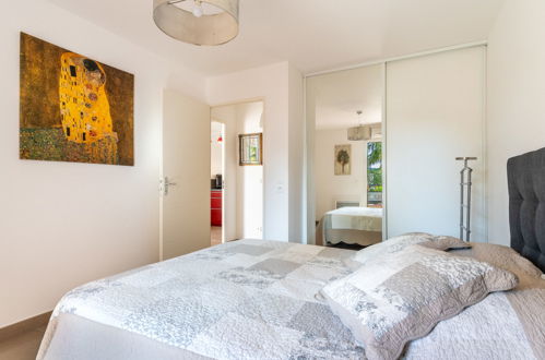 Foto 14 - Appartamento con 1 camera da letto a Le Lavandou con piscina e vista mare