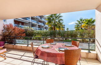 Photo 2 - 1 bedroom Apartment in Le Lavandou with swimming pool and garden