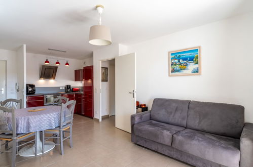 Foto 9 - Appartamento con 1 camera da letto a Le Lavandou con piscina e vista mare
