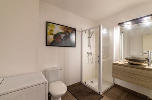 Foto 15 - Appartamento con 1 camera da letto a Le Lavandou con piscina e vista mare