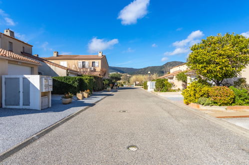 Photo 23 - Maison de 1 chambre à Le Lavandou avec terrasse et vues à la mer