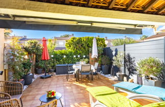 Photo 2 - Maison de 1 chambre à Le Lavandou avec terrasse et vues à la mer