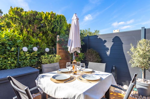 Photo 4 - Maison de 1 chambre à Le Lavandou avec terrasse et vues à la mer